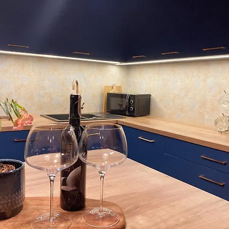 Gold - Podziemny Garaz Blisko Stadionu I Lotniska - Wygoda, Styl I Komfort